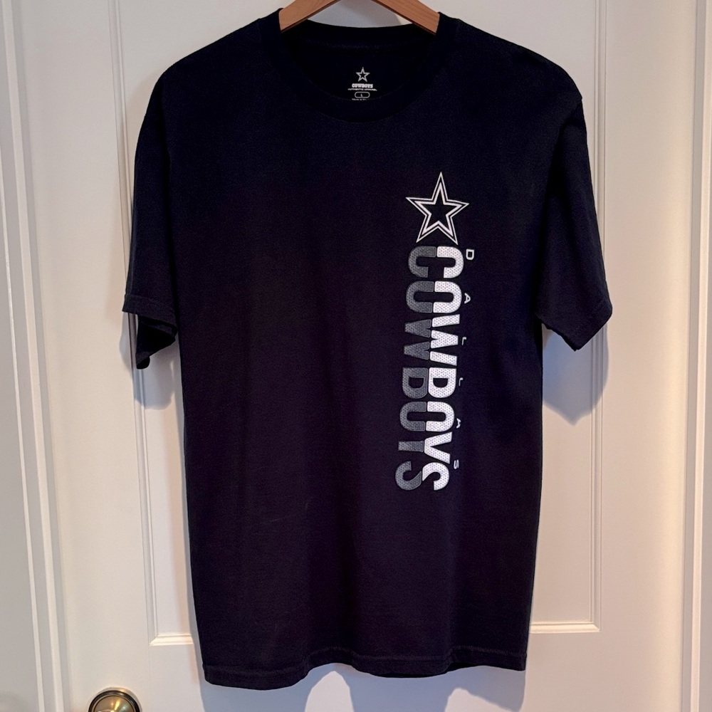 Dallas Cowboys Authentic Apparel 100% cotton crewneck T shirt w/ vertical design